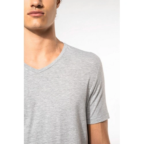 Camiseta con elastano cuello de pico hombre