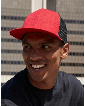 Gorra trucker flat peak poliéster ajustable